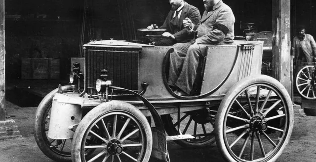 photo  amédée bollée fils est au volant de l’un des torpilleurs de courses, avec à côté de lui son père qui tient un chronomètre. la photo a été prise en 1898 par camille bollée, frère d’amédée fils.  &copy;  collection privée famille bollee 
