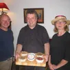photo édouard le meur (fromagerie clos de beaumoncel), hervé legrand (les glycines) et dominique vignot (grande maître de la confrérie des chevaliers du camembert).