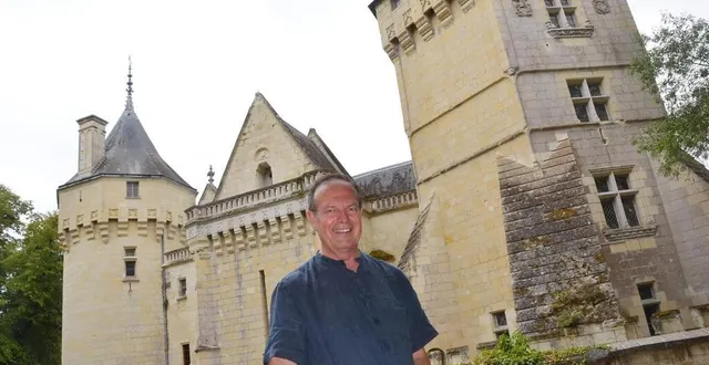 photo  ternay, mardi 19 juillet. loïc de ternay, un guide intarissable sur le château qu’habite la famille depuis 400 ans.  &copy;  co – carl guillet 