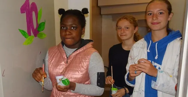 photo  avec un chantier argent de poche, perla (à gauche), maëlle et perrine, ont peint les numéros d'étage dans une tour de sarthe habitat.  &copy;  ouest-france 