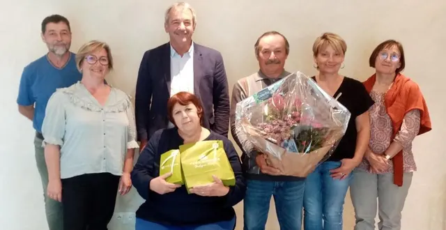 photo  élus et collègues ont souhaité une bonne retraite à sylvie.  &copy;  le maine libre 