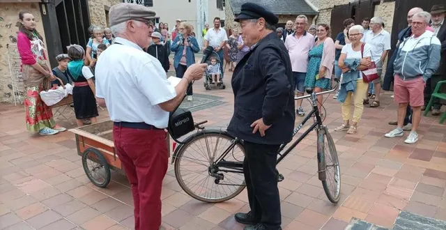 photo  les bénévoles se sont inspirés de l’émission « bonjour monsieur le maire » pour leur balade contée, suivie par 80 personnes.  &copy;  le maine libre 