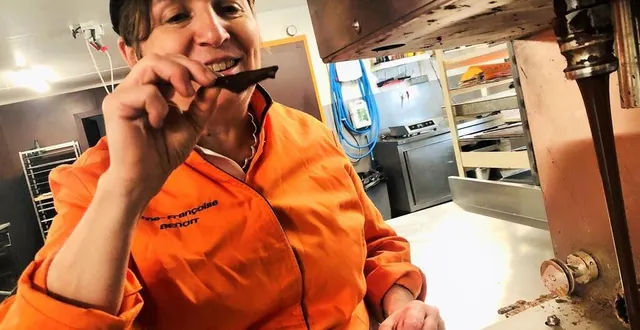 photo  dans son laboratoire des ponts-de-cé, anne-françoise benoit, qui figure parmi les meilleurs chocolatiers de france, pose toujours un regard enamouré sur sa création : le caramandes®.  &copy;  ouest-france 
