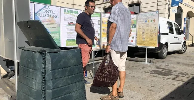 photo  damien jubault, l’éco-conseiller du pays sabolien, était sur le marché de sablé-sur-sarthe ; vendredi 8 juillet 2022.  &copy;  ouest-france 