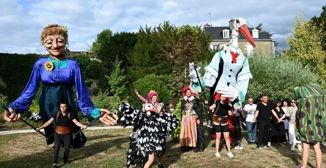 photo  cette année, les marionnettes des lèche-vitrines arborent des aspects originaux.  &copy;  ouest-france 