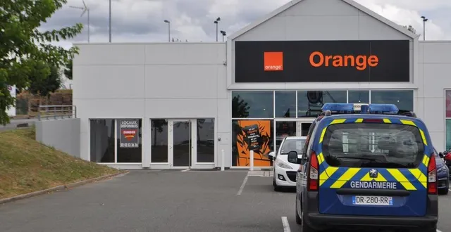 photo  en fin de matinée, ce mardi 26 juillet 2022, trois hommes cagoulés sont entrés dans la boutique orange, nouvellement installée dans la zone commerciale de la tuilerie, à solesmes.  &copy;  le maine libre 