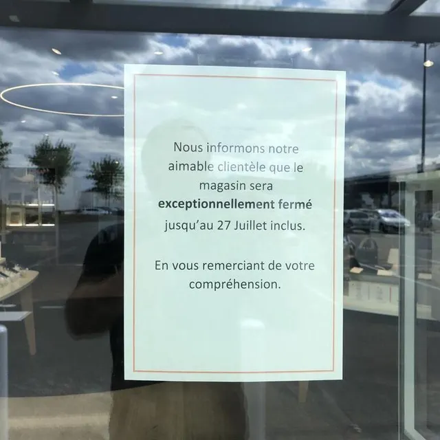 photo un écriteau est collé sur la porte pour prévenir les clients que la boutique est fermée de manière exceptionnelle.  ©  ouest-france