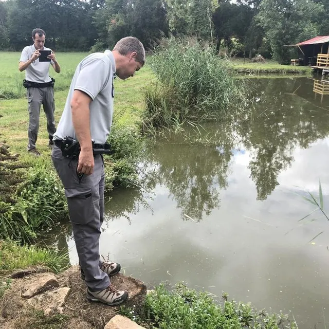 photo thibaut larduinat, chef de service départemental adjoint à l’office français de biodiversité et frédéric mussier, chef de service police à la direction régionale des pays de la loire constatent si les lieux sont en conformité ou non avec la réglementation.  ©  ouest-france