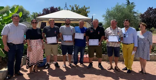 photo  les cinq médaillés entourés du maire, nicolas mourier, marie royer (à gauche), frédéric royer et jocelyne royer.  &copy;  ouest-france 