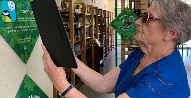 photo  grâce à une tablette, les visiteurs peuvent entendre le chant des oiseaux qui sont mis à l’honneur de l’exposition à la bibliothèque.  &copy;  ouest-france 