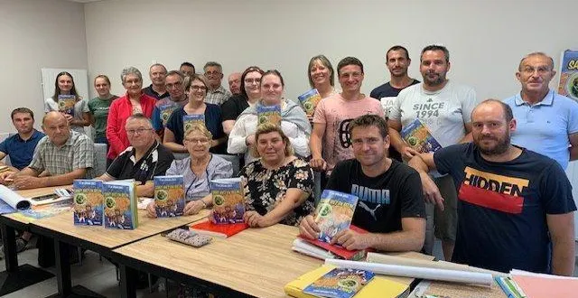 photo  les organisateurs du comice agricole de saint-biez-en-belin découvrent le programme officiel du comice.  &copy;  le maine libre 
