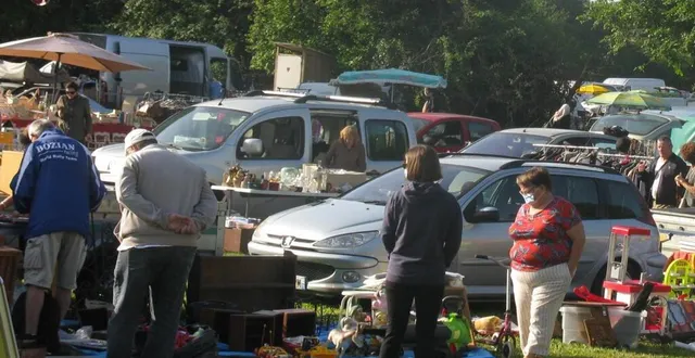 photo  le bric-à-brac de la sainte-anne attire beaucoup de visiteurs.  &copy;  ouest-france 