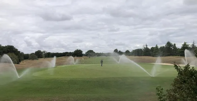 photo  les greens font l’objet de toutes les attentions dans une période de sécheresse qui n’est pas simple à gérer.  &copy;  ouest-france 