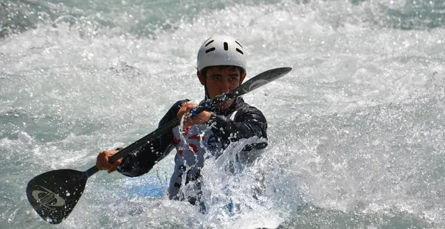 photo  le sabolien florian busson, avec alex louveau (jspa mayenne), décroche la médaille de bronze.  &copy;  canoë kayak club 