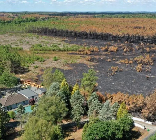 photo suites des incendies qui ont ravagé plus de 300 hectares de forêts, le lundi 18 juillet 2022 (et les jours suivant) à mulsanne, teloché et ruaudin. les habitations le long de la route de brette-les-pins dans la commune de ruaudin.  ©  thomas brégardis / ouest-france