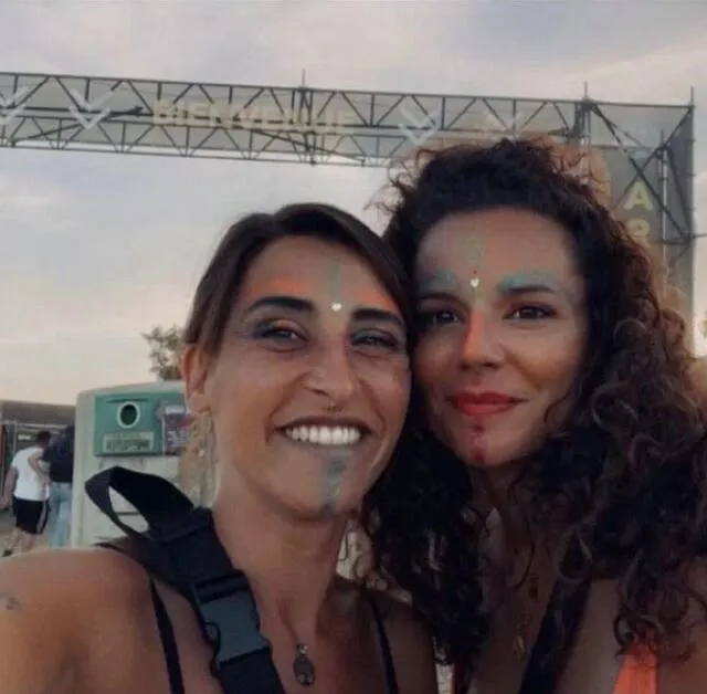 photo de belles couleurs sur les visages pour fêter art sonic.  ©  dr