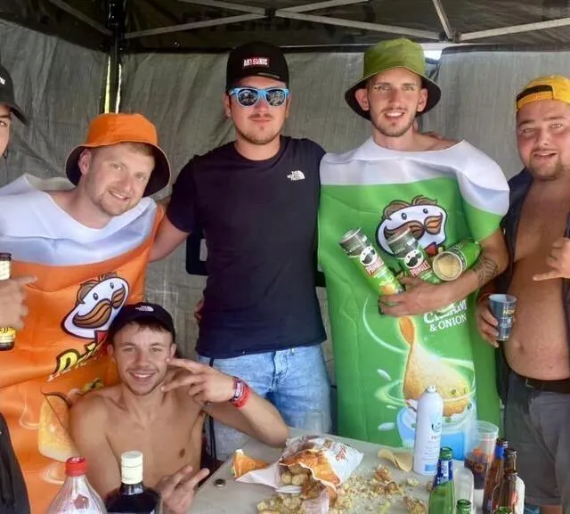 photo ces amis rêvaient sûrement d’être sponsorisés par une marque de chips !  ©  dr