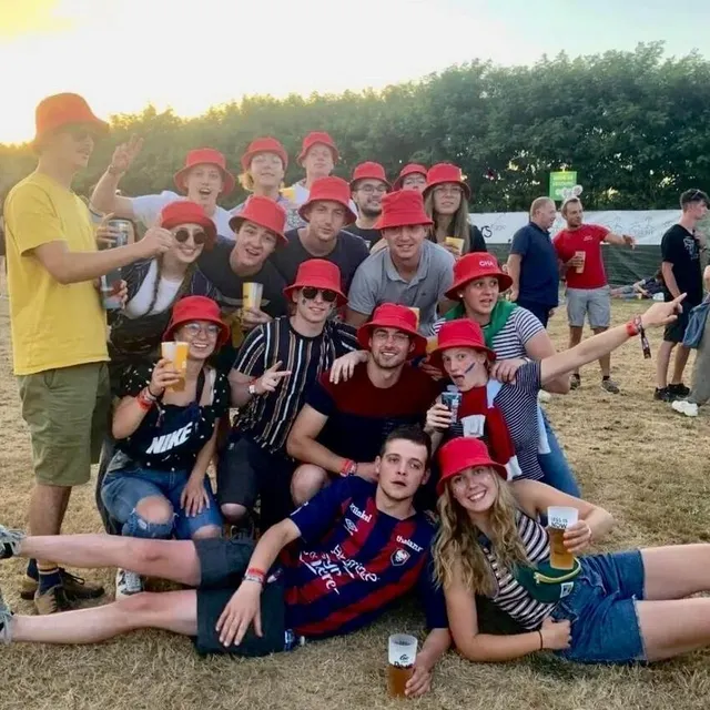 photo de magnifiques bobs rouges pour se repérer dans la foule : c’était peut-être la bonne idée de ce groupe d’amis.  ©  dr