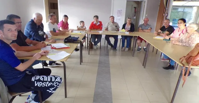 photo  les membres du comice agricole et de l’association sportive se sont retrouvés lundi pour préparer cette journée festive.  &copy;  ouest-france 