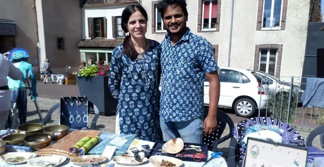 photo  clémence et vinay étaient au vide-greniers avec des produits artisanaux qu’ils ont rapportés d’inde.  &copy;  ouest-france 