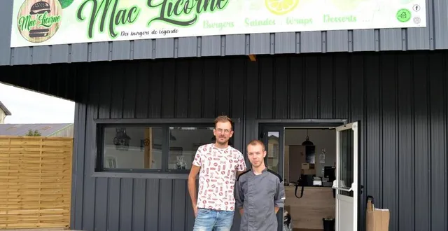 photo  romain et sony devant la nouveauté malicornaise.  &copy;  le maine libre 