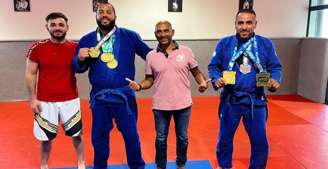 photo  les sportifs en compagnie d’amine karim, adjoint au sport (en tee-shirt rose). 