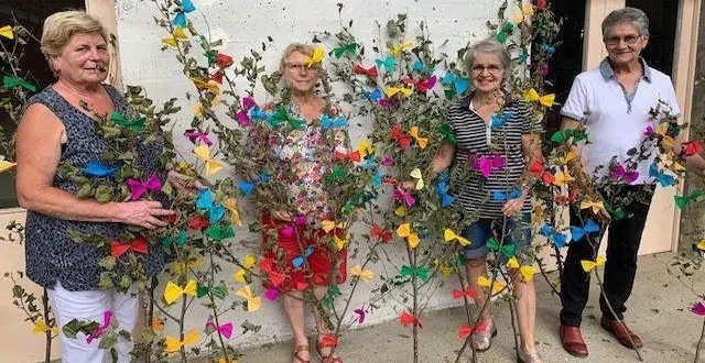 photo  les bénévoles confectionnent de jolies fleurs.  &copy;  le maine libre 