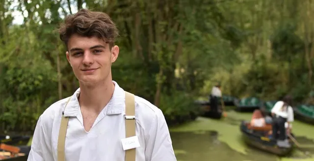 photo  « j’ai des photos de moi bébé sur les barques », s’amuse kylian, tout juste 16 ans et déjà batelier à l’embarcadère de l’abbaye, à maillezais.  &copy;  ouest-france 