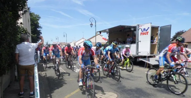 photo  les d3 et d4 ont ouvert la course dès 14 heures.  &copy;  le maine libre 