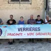 photo  les bénévoles sont prêts pour la brocante. 