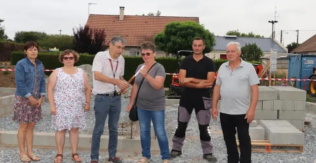 photo  les élus et employés communaux ont souhaité marquer symboliquement le début de la construction de la maison médicale. ?  &copy;  ouest-france 