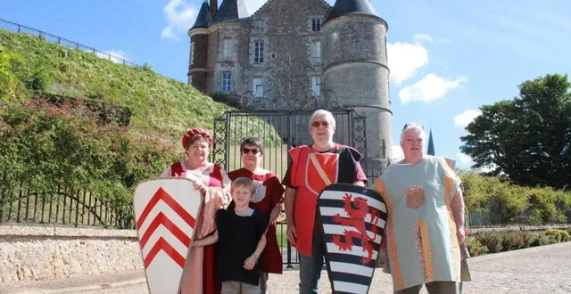 photo  les bénévoles de mons mirabilis posent en tenue d’époque devant le château de montmirail.  &copy;  ouest-france 