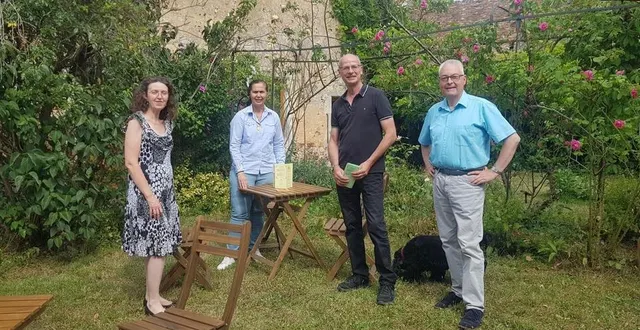 photo  le pavillon d’été possède une terrasse et un espace extérieur au milieu de la verdure. (de gauche à droite : nicole patry, isabelle audibert, jean-jacques patry, patrick audibert)  &copy;  ouest france 