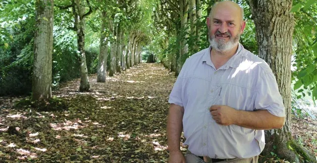 photo  château de bazouges-cré-sur-loir, visite le 23 juillet 2022 des jardins avec le jardinier et gardien depuis 35 ans : daniel chauvière.  &copy;  ouest-france 