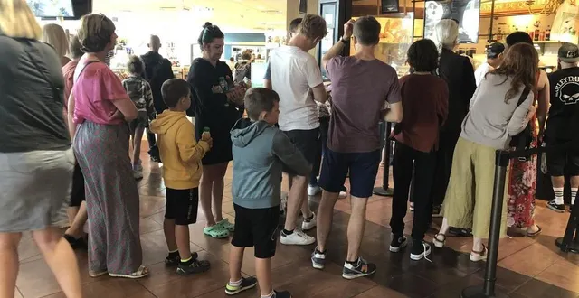 photo  les vacanciers ont dû prendre leur mal en patience sur l’aire de la dentelle à alençon.  &copy;  ouest-france 