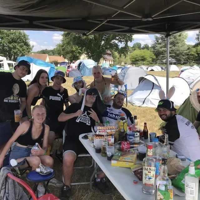 photo la bande de copains habitent à quelques centaines de mètres du festival, à montilly-sur-noireau  ©  ouest-france