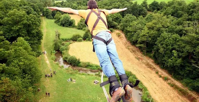 photo  du haut du viaduc de saint-georges-le-gaultier, les sensations fortes sont garanties.  &copy;  archives le maine libre 