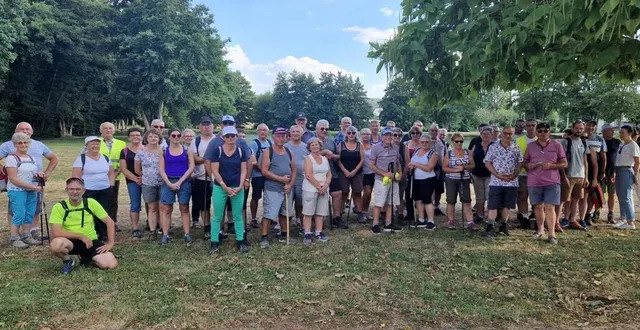 photo  le groupe de randonneurs avant le départ du grand parcours  &copy;  le maine libre 