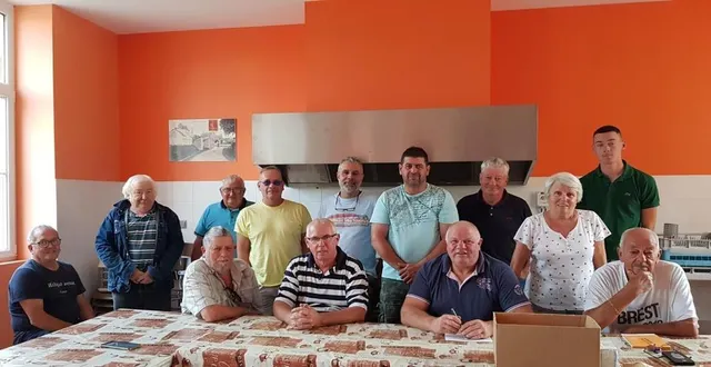 photo  l’équipe du comité des fêtes, accompagnée du maire, loïc crinier, règle les derniers préparatifs pour la traditionnelle fête du village les 6 et 7 août.  &copy;  le maine libre 