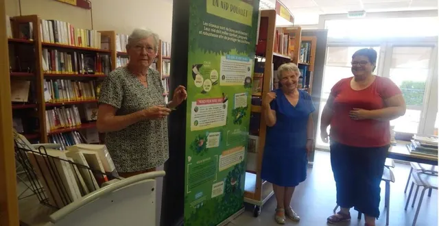 photo  les bénévoles de la bibliothèque posent près d’un des panneauxde l’exposition, prêtée par sarthe lecture.  &copy;  le maine libre 