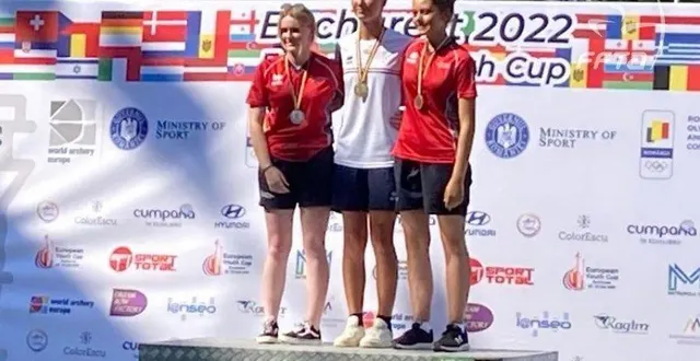 photo  léa girault en or à la junior cup de bucarest.  &copy;  photo : ffta 