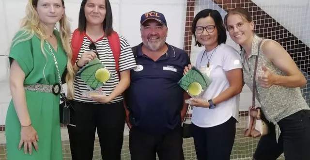 photo  parmi les heureuses championnes du tcl cette saison, entourant le président lebas.  &copy;  le maine libre 