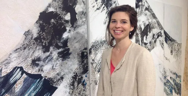 photo  devant deux des panneaux de son œuvre monumentale « l’empreinte du vent ».  &copy;  le maine libre 