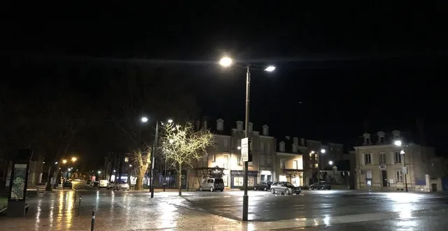photo  l’éclairage public en centre-ville, ici place de la république pendant le confinement, est revenu.  &copy;  le maine libre 