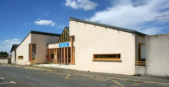 photo  un groupe scolaire qui a retrouvé son identité, avec son fronton juste au-dessus de l’entrée.  &copy;  le maine libre 