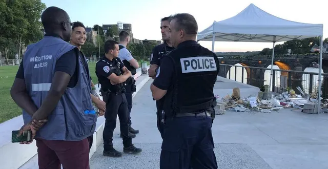 photo  police nationale, mais aussi municipale et médiateurs sont venus à la rencontre des quelques angevins, lundi soir, lors de la réouverture de l’esplanade cœur-de-maine.  &copy;  ouest-france 