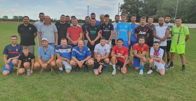 photo  fabien poirrier (en haut à gauche), et ses protégés avant de partir pour une nouvelle saison.  &copy;  ouest-france 