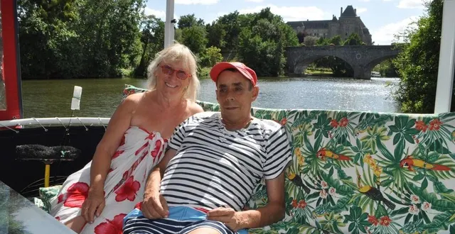 photo  brigitte et jacques sur leur bateau, le kookaburra, à juigné-sur-sarthe : « vous voulez aller où pour être mieux ? »  &copy;  le maine libre 