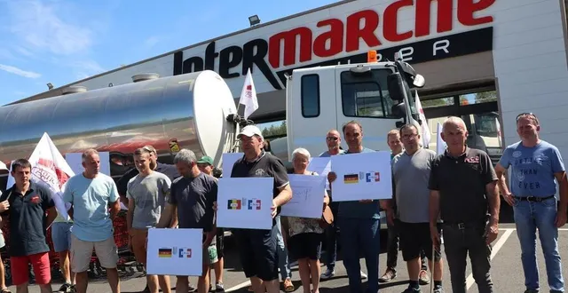 photo  des agriculteurs ont manifesté, à l’appel de la fdsea et des jeunes agriculteurs, devant un supermarché de champagné (sarthe) pour dénoncer le trop faible prix du lait.  &copy;  ouest-france 