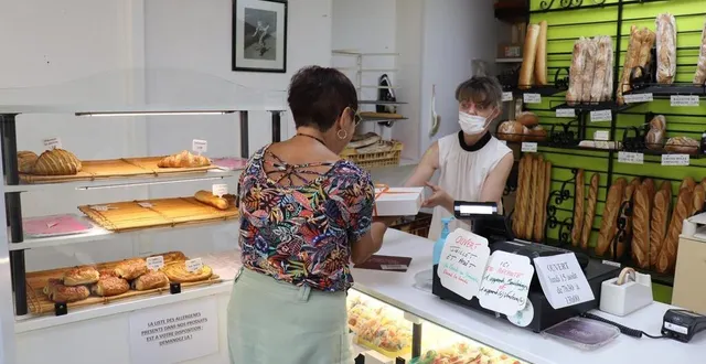 photo  depuis onze ans, christelle mirambeau tient la boulangerie de bazouges-cré-sur-loir avec son mari. un commerce dans lequel certains habitants se rendent tous les jours.  &copy;  ouest-france 